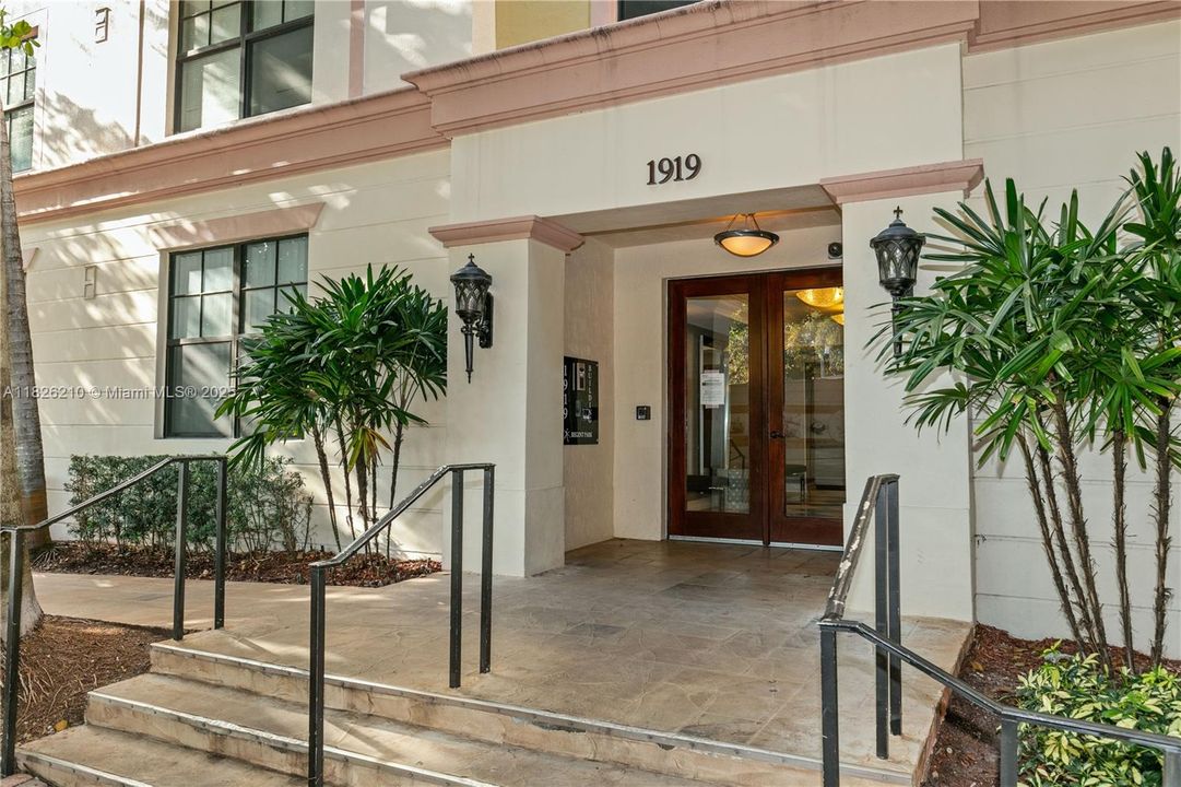 Недавно продано: $299,000 (2 спален, 2 ванн, 1100 Квадратных фут)