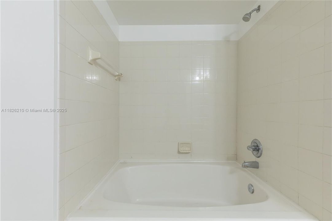 Недавно продано: $299,000 (2 спален, 2 ванн, 1100 Квадратных фут)