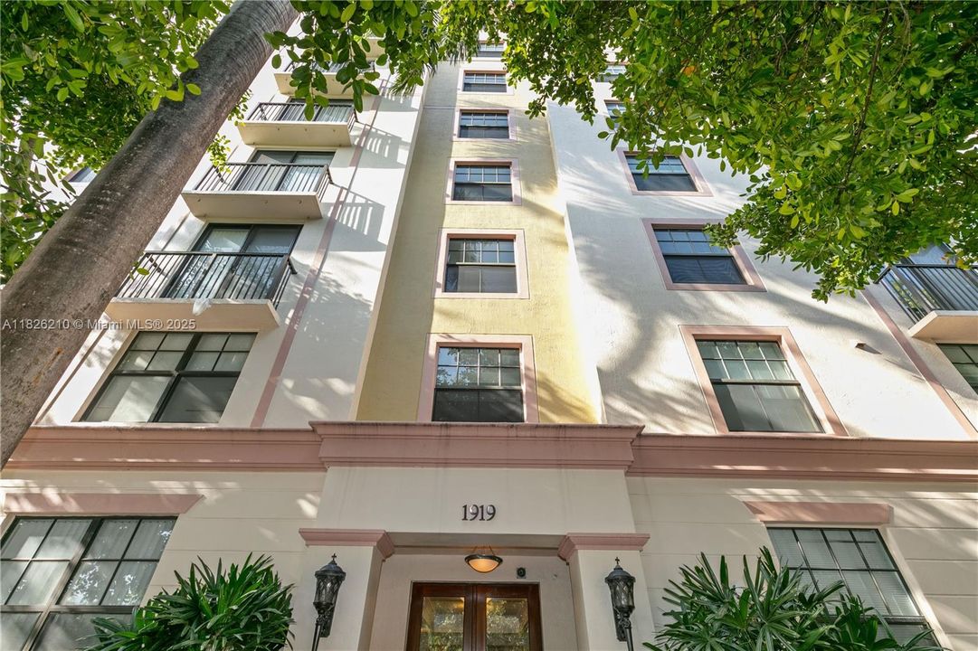 Недавно продано: $299,000 (2 спален, 2 ванн, 1100 Квадратных фут)