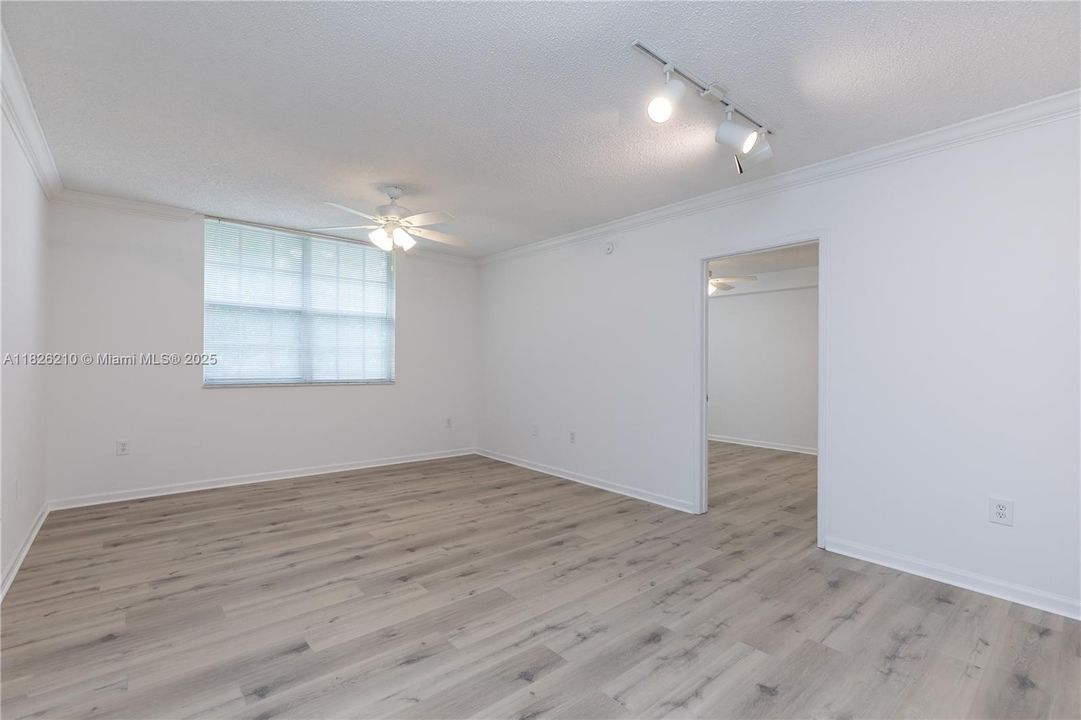 Недавно продано: $299,000 (2 спален, 2 ванн, 1100 Квадратных фут)