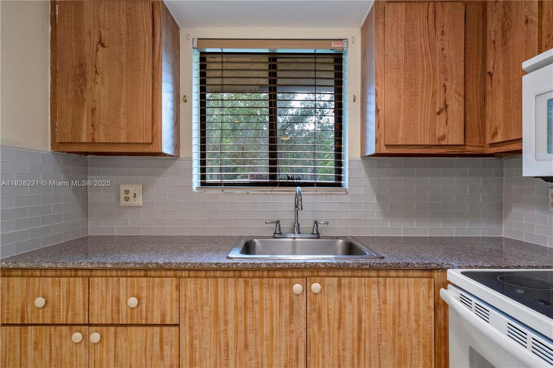 Active With Contract: $180,000 (2 beds, 2 baths, 905 Square Feet)