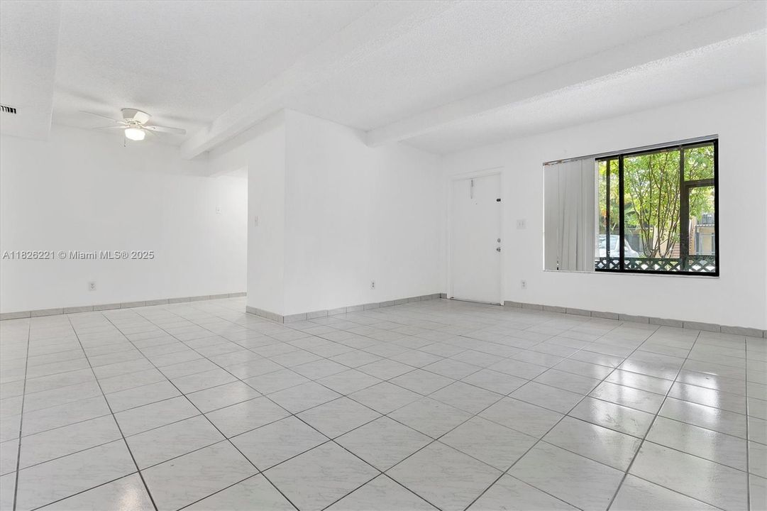 Active With Contract: $180,000 (2 beds, 2 baths, 905 Square Feet)