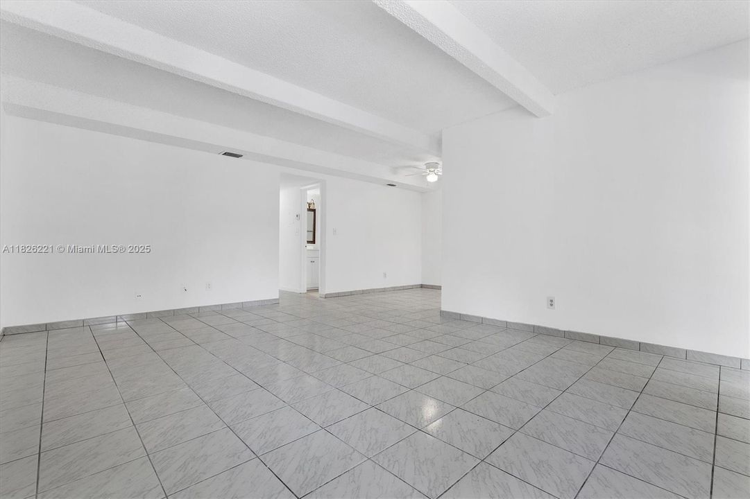 Active With Contract: $180,000 (2 beds, 2 baths, 905 Square Feet)