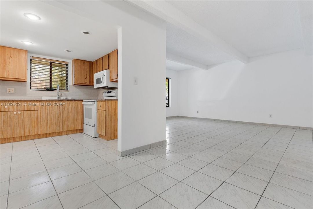 Active With Contract: $180,000 (2 beds, 2 baths, 905 Square Feet)