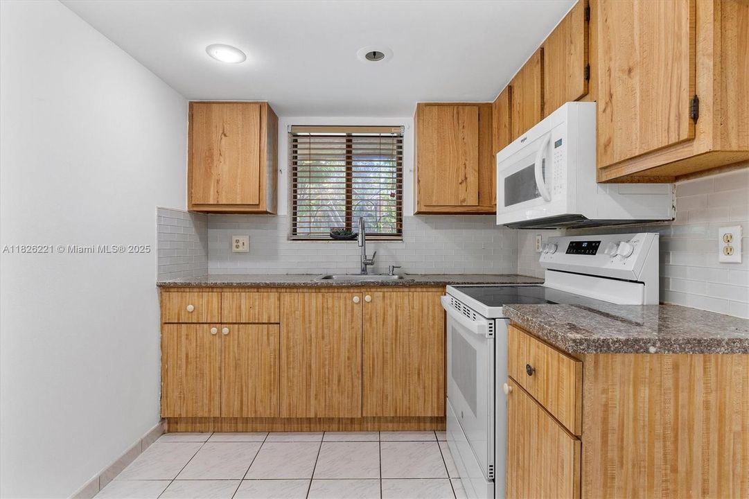 Active With Contract: $180,000 (2 beds, 2 baths, 905 Square Feet)