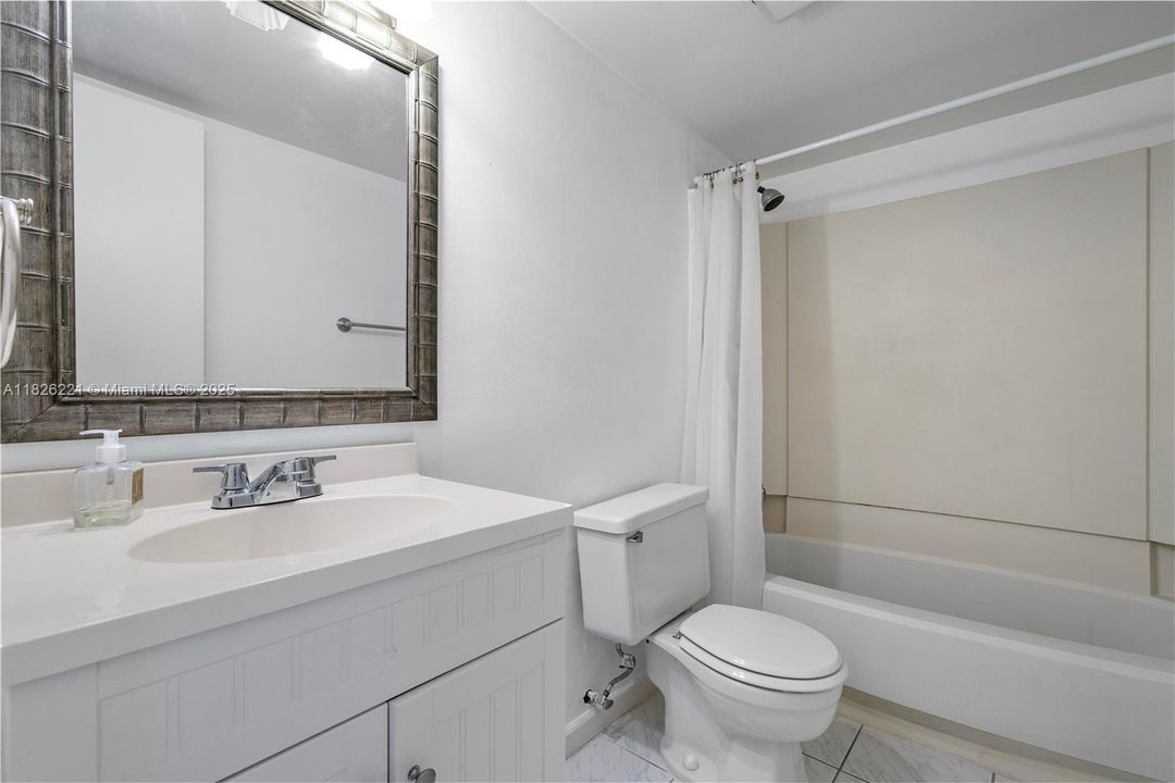 Active With Contract: $180,000 (2 beds, 2 baths, 905 Square Feet)