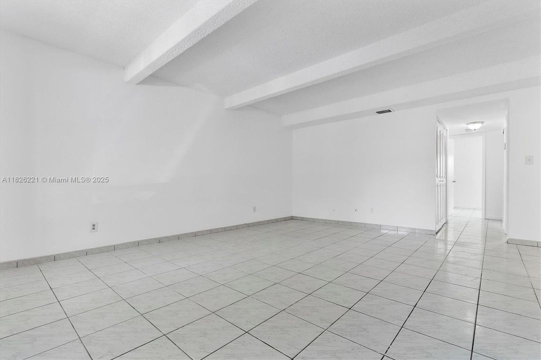 Active With Contract: $180,000 (2 beds, 2 baths, 905 Square Feet)