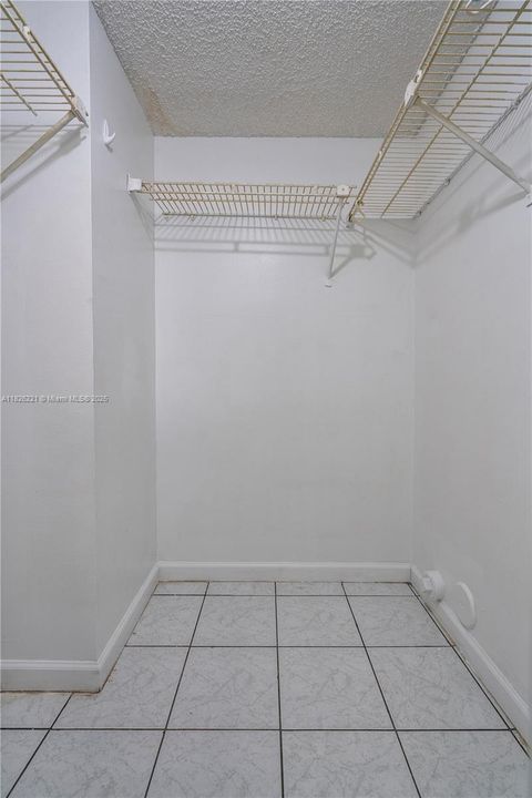 Active With Contract: $180,000 (2 beds, 2 baths, 905 Square Feet)