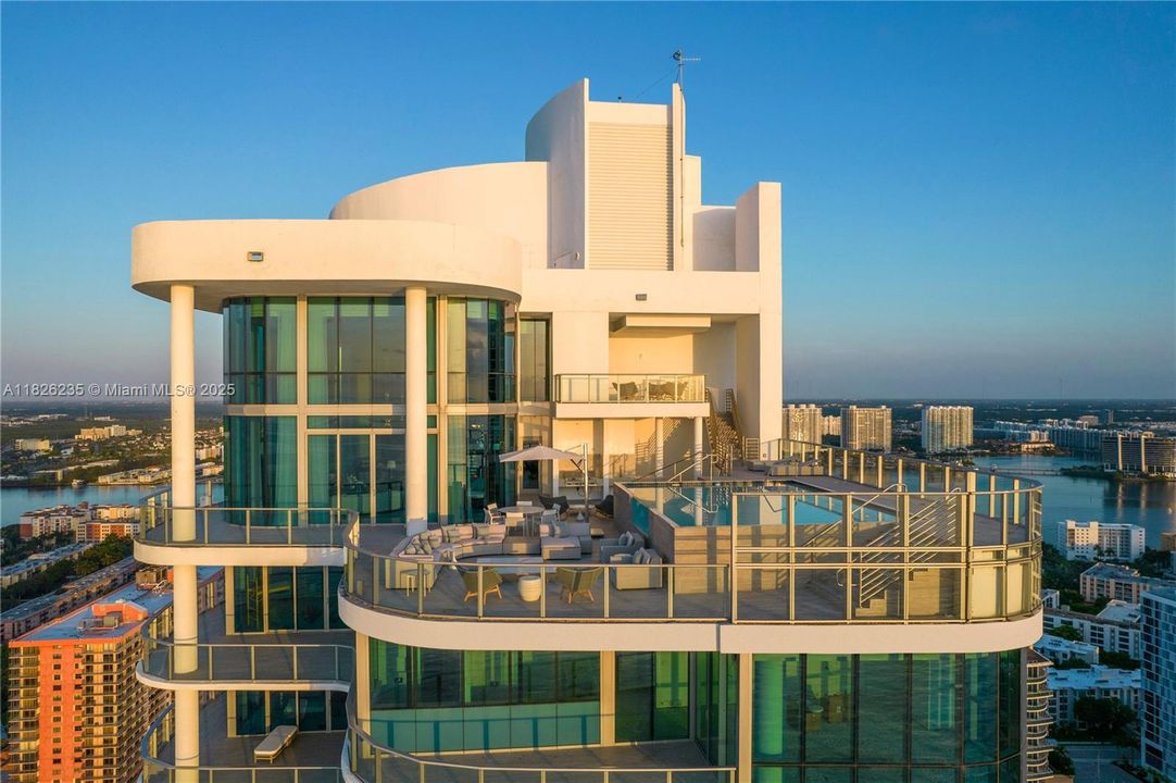 待售: $23,990,000 (4 贝兹, 5 浴室, 9051 平方英尺)