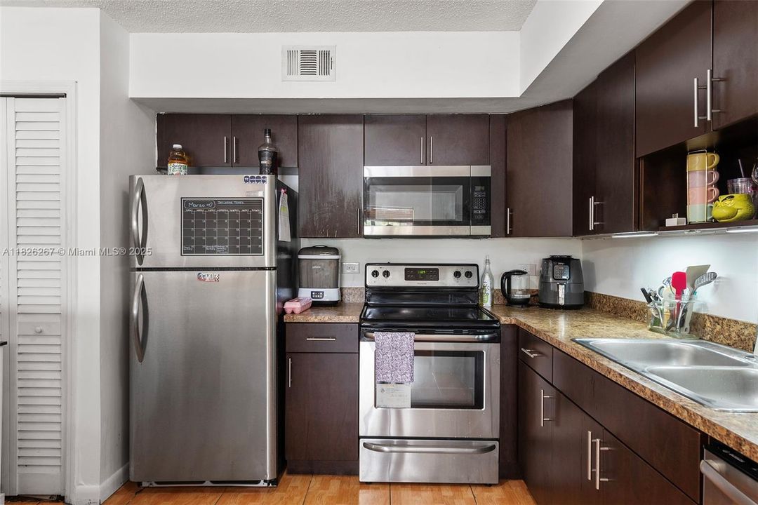 Activo con contrato: $239,000 (2 camas, 1 baños, 749 Pies cuadrados)