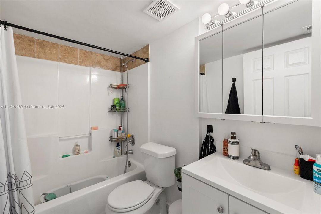 Activo con contrato: $239,000 (2 camas, 1 baños, 749 Pies cuadrados)