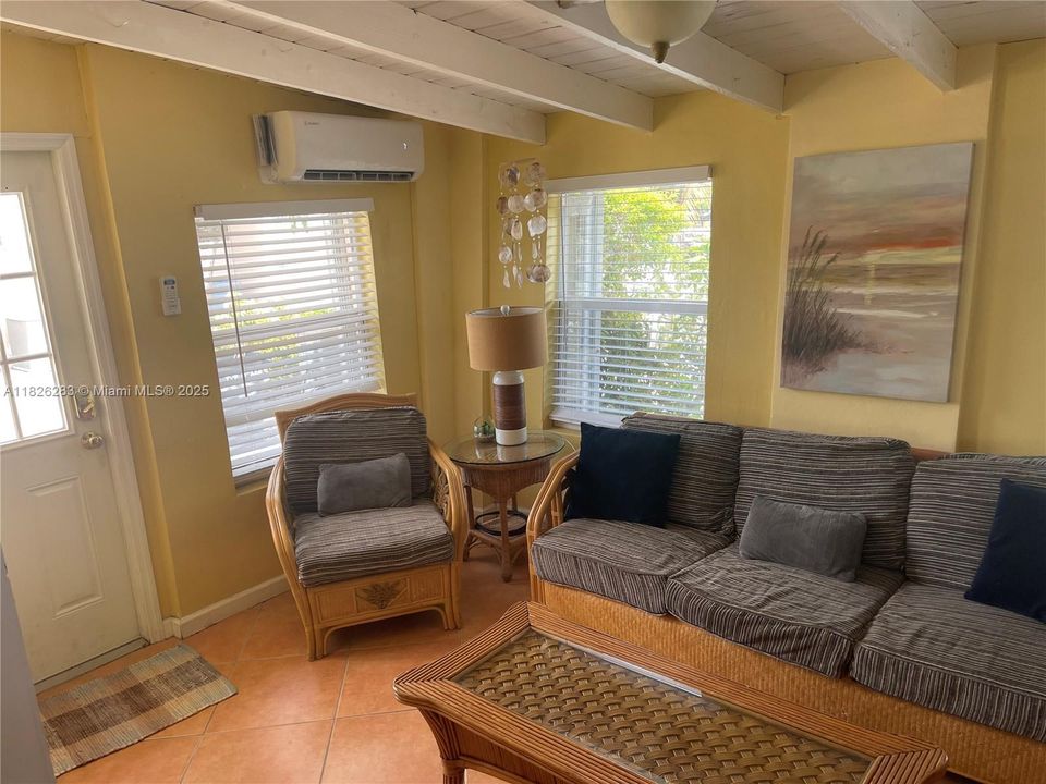 待售: $895,000 (2 贝兹, 1 浴室, 891 平方英尺)