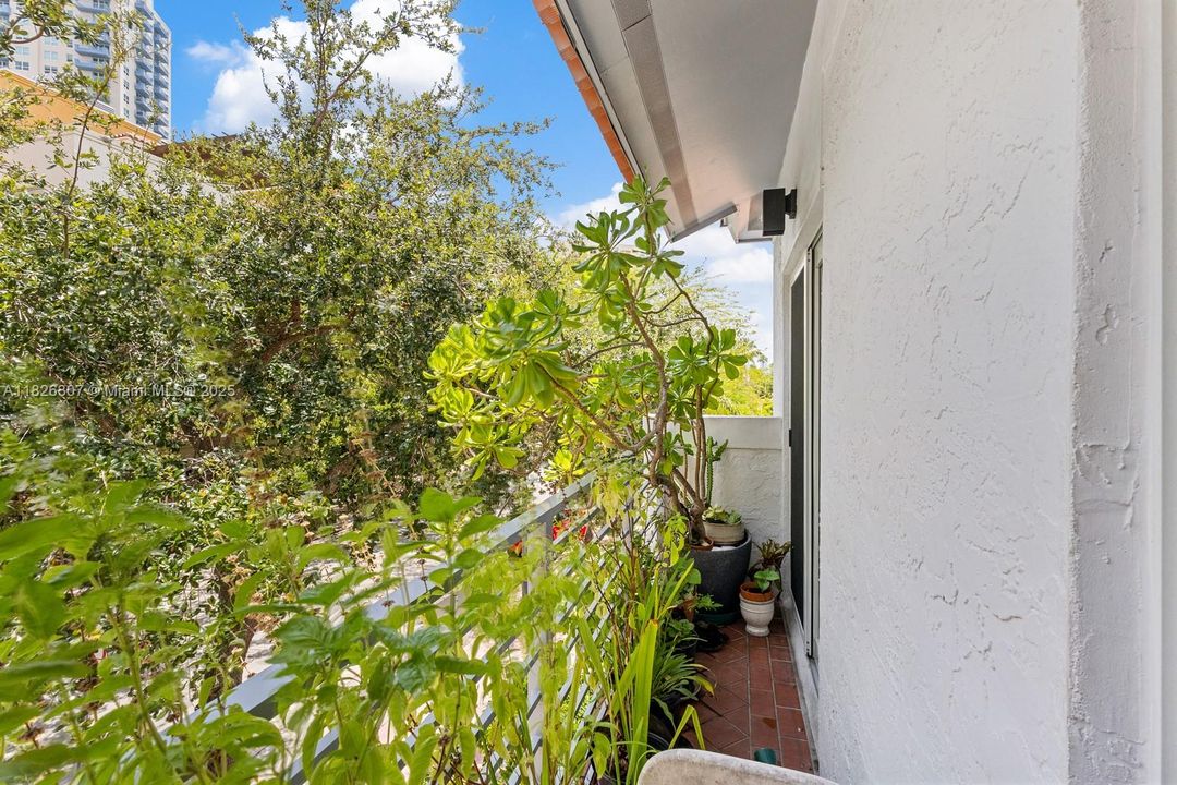 Под контрактом: $1,499,900 (3 спален, 2 ванн, 1270 Квадратных фут)