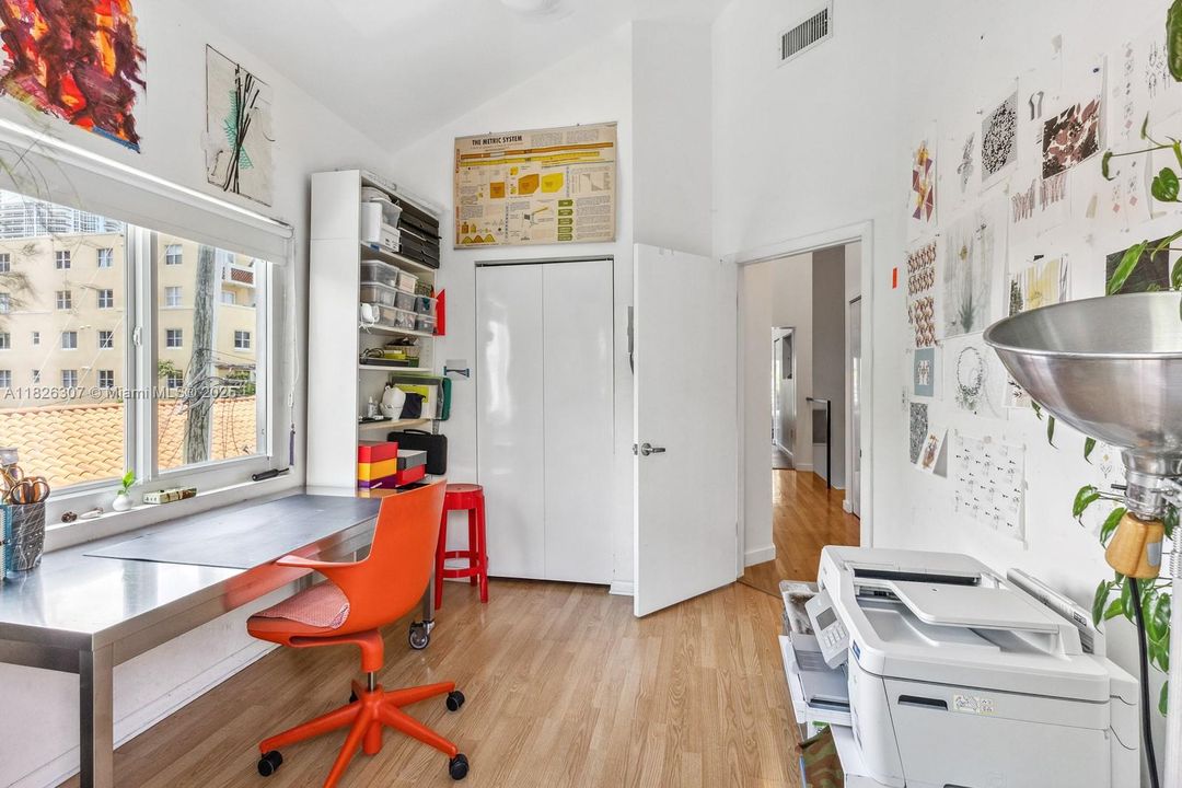 Под контрактом: $1,499,900 (3 спален, 2 ванн, 1270 Квадратных фут)