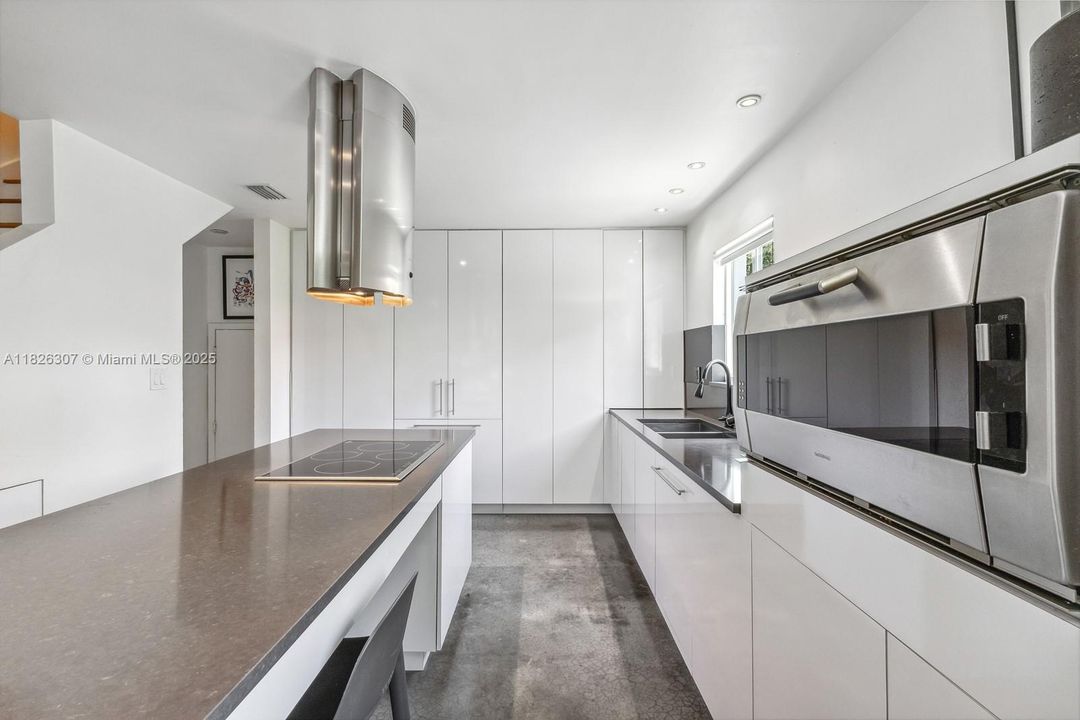 Под контрактом: $1,499,900 (3 спален, 2 ванн, 1270 Квадратных фут)