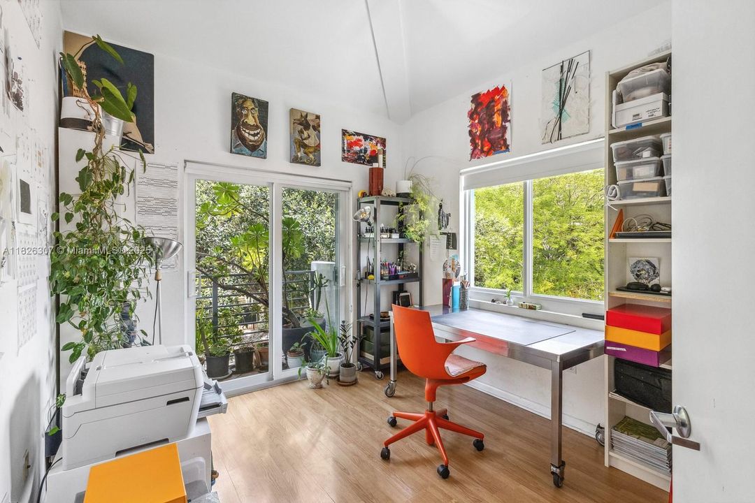 Под контрактом: $1,499,900 (3 спален, 2 ванн, 1270 Квадратных фут)