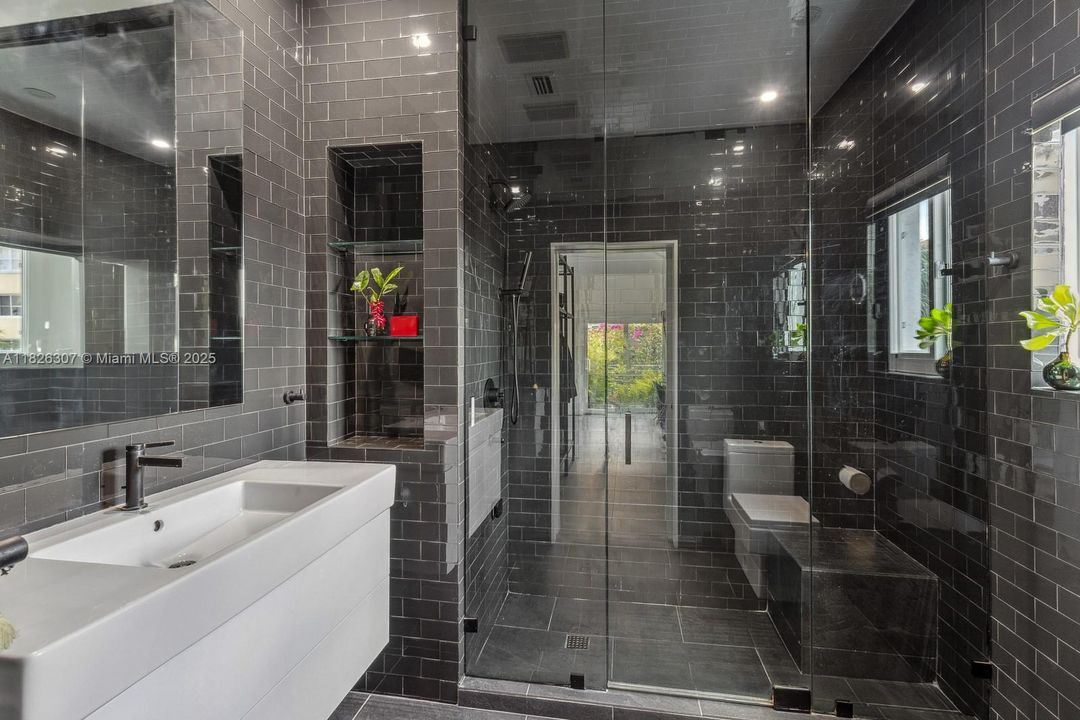 Под контрактом: $1,499,900 (3 спален, 2 ванн, 1270 Квадратных фут)