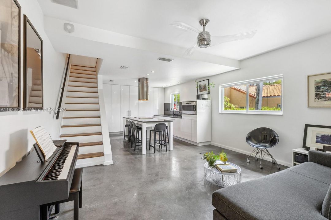 Под контрактом: $1,499,900 (3 спален, 2 ванн, 1270 Квадратных фут)