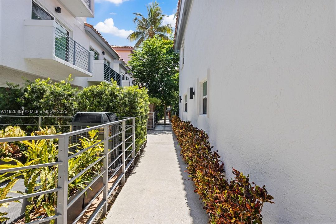 Под контрактом: $1,499,900 (3 спален, 2 ванн, 1270 Квадратных фут)