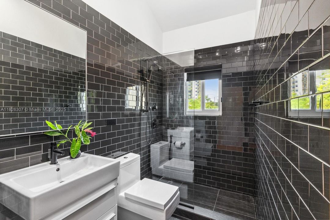 Под контрактом: $1,499,900 (3 спален, 2 ванн, 1270 Квадратных фут)