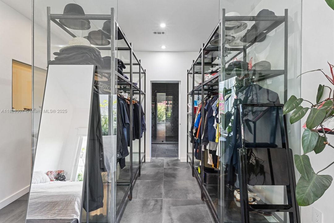 Под контрактом: $1,499,900 (3 спален, 2 ванн, 1270 Квадратных фут)