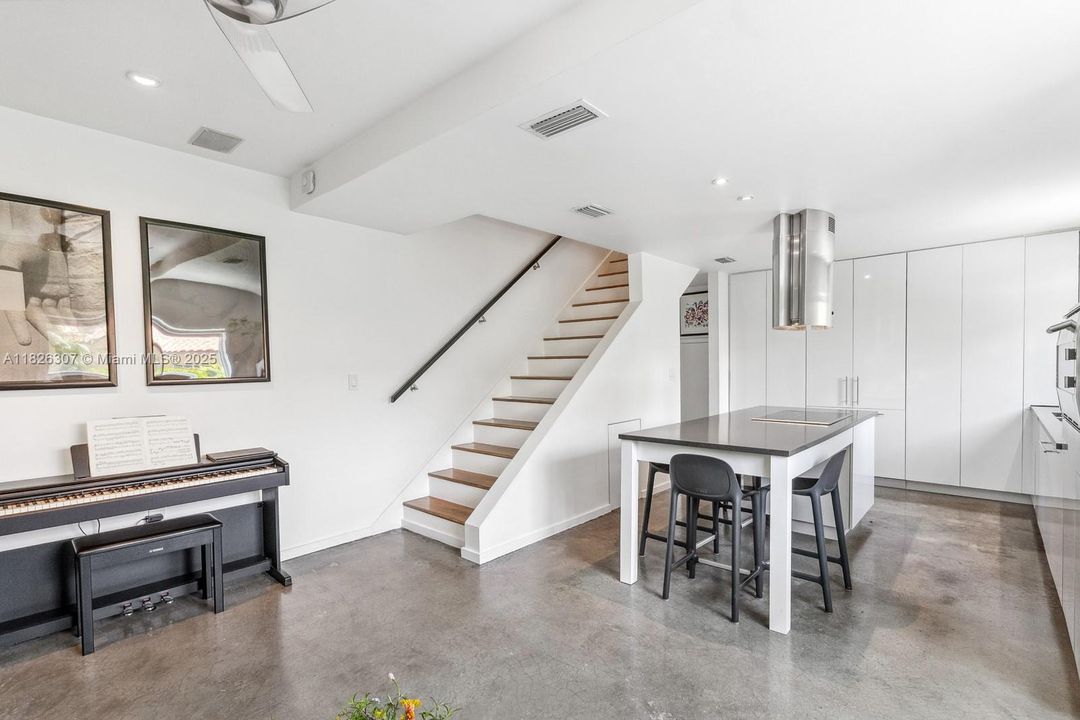 Под контрактом: $1,499,900 (3 спален, 2 ванн, 1270 Квадратных фут)