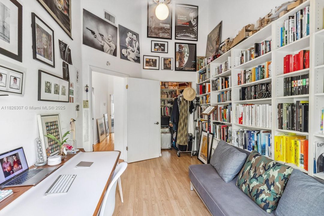 Под контрактом: $1,499,900 (3 спален, 2 ванн, 1270 Квадратных фут)