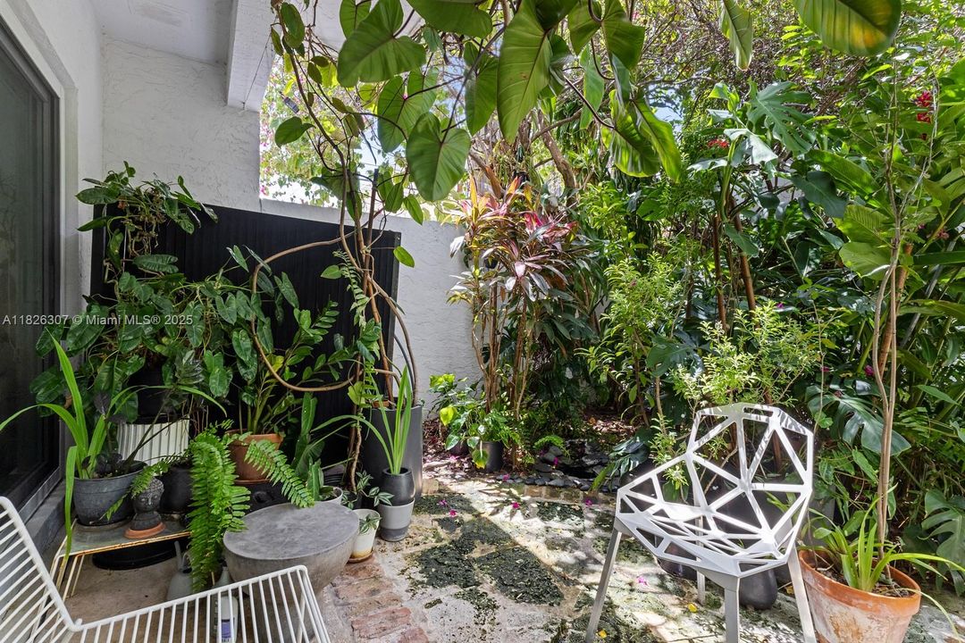 Под контрактом: $1,499,900 (3 спален, 2 ванн, 1270 Квадратных фут)