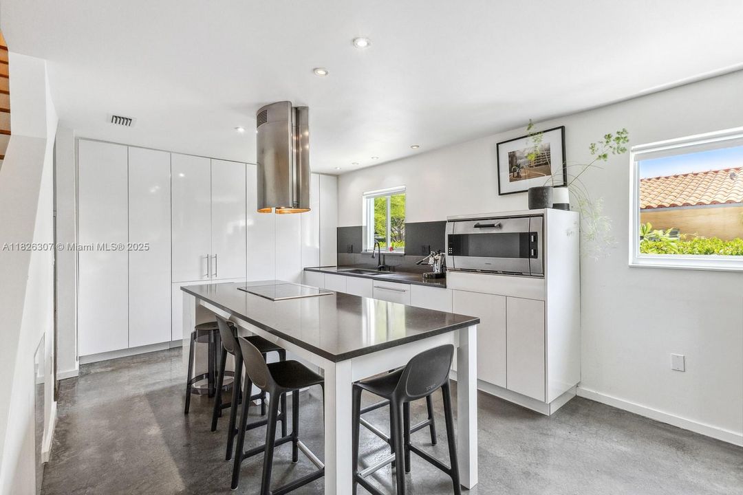 Под контрактом: $1,499,900 (3 спален, 2 ванн, 1270 Квадратных фут)