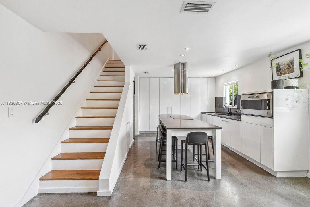 Под контрактом: $1,499,900 (3 спален, 2 ванн, 1270 Квадратных фут)