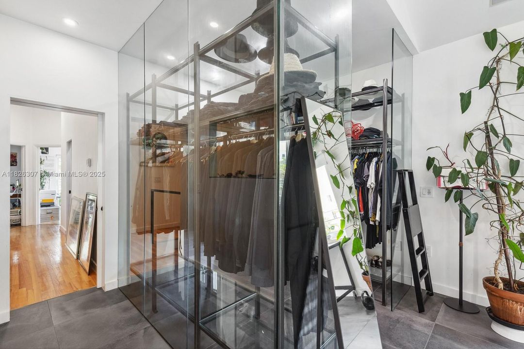 Под контрактом: $1,499,900 (3 спален, 2 ванн, 1270 Квадратных фут)