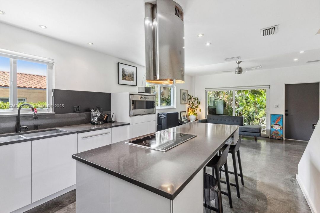 Под контрактом: $1,499,900 (3 спален, 2 ванн, 1270 Квадратных фут)