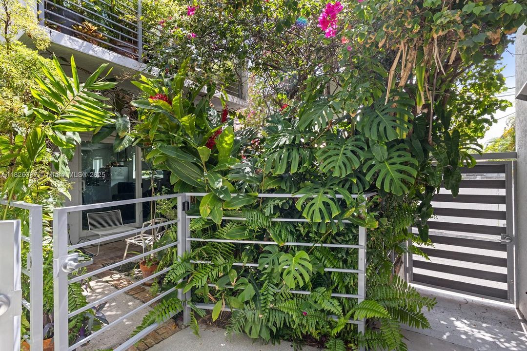 Под контрактом: $1,499,900 (3 спален, 2 ванн, 1270 Квадратных фут)