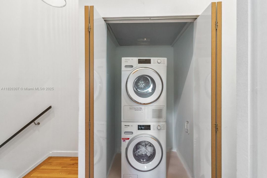 Под контрактом: $1,499,900 (3 спален, 2 ванн, 1270 Квадратных фут)