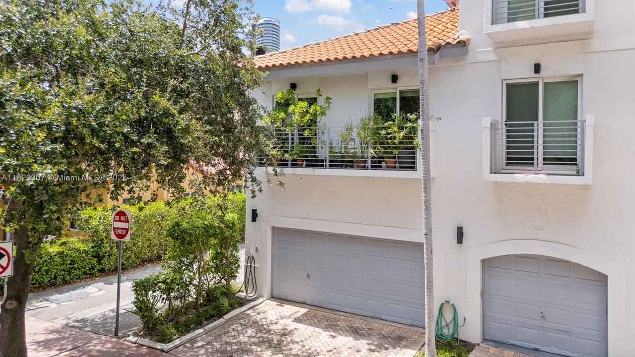 Под контрактом: $1,499,900 (3 спален, 2 ванн, 1270 Квадратных фут)