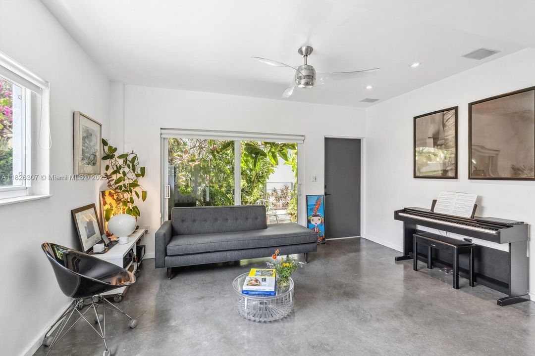 Под контрактом: $1,499,900 (3 спален, 2 ванн, 1270 Квадратных фут)