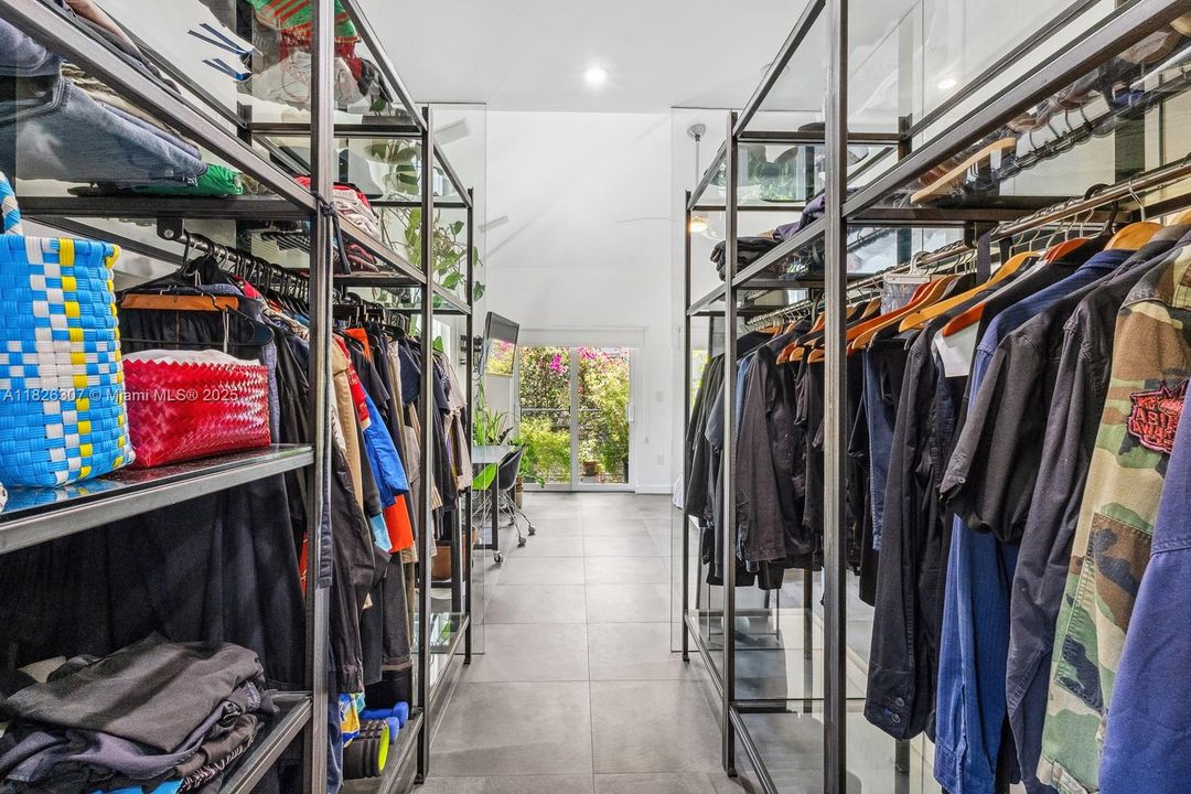 Под контрактом: $1,499,900 (3 спален, 2 ванн, 1270 Квадратных фут)