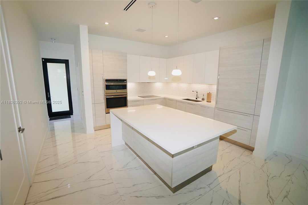 Vendido Recientemente: $1,597,000 (3 camas, 3 baños, 2072 Pies cuadrados)