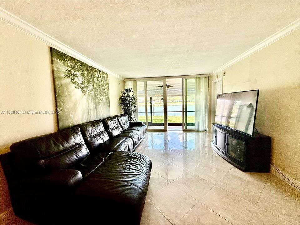 For Sale: $270,000 (2 beds, 2 baths, 1090 Square Feet)