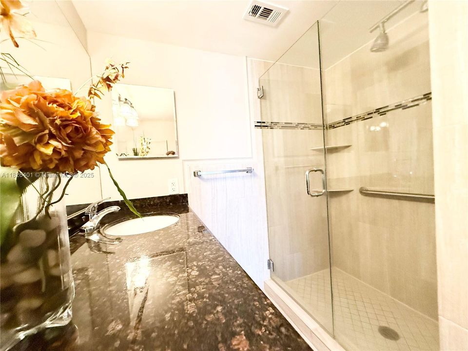 For Sale: $270,000 (2 beds, 2 baths, 1090 Square Feet)