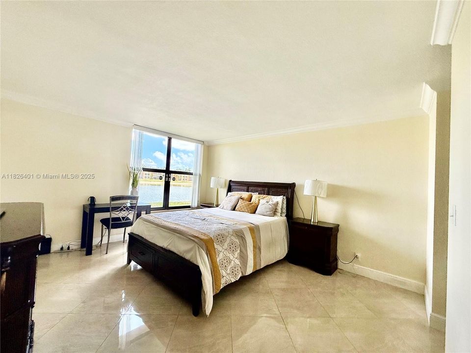 For Sale: $270,000 (2 beds, 2 baths, 1090 Square Feet)