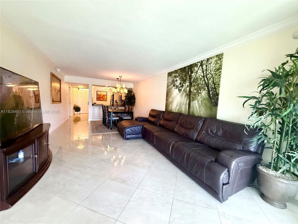 For Sale: $270,000 (2 beds, 2 baths, 1090 Square Feet)