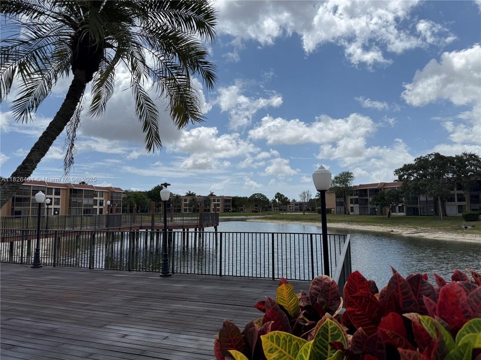 For Sale: $270,000 (2 beds, 2 baths, 1090 Square Feet)