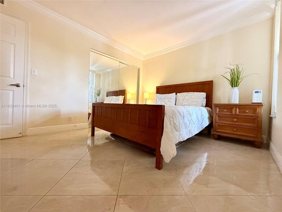 For Sale: $270,000 (2 beds, 2 baths, 1090 Square Feet)