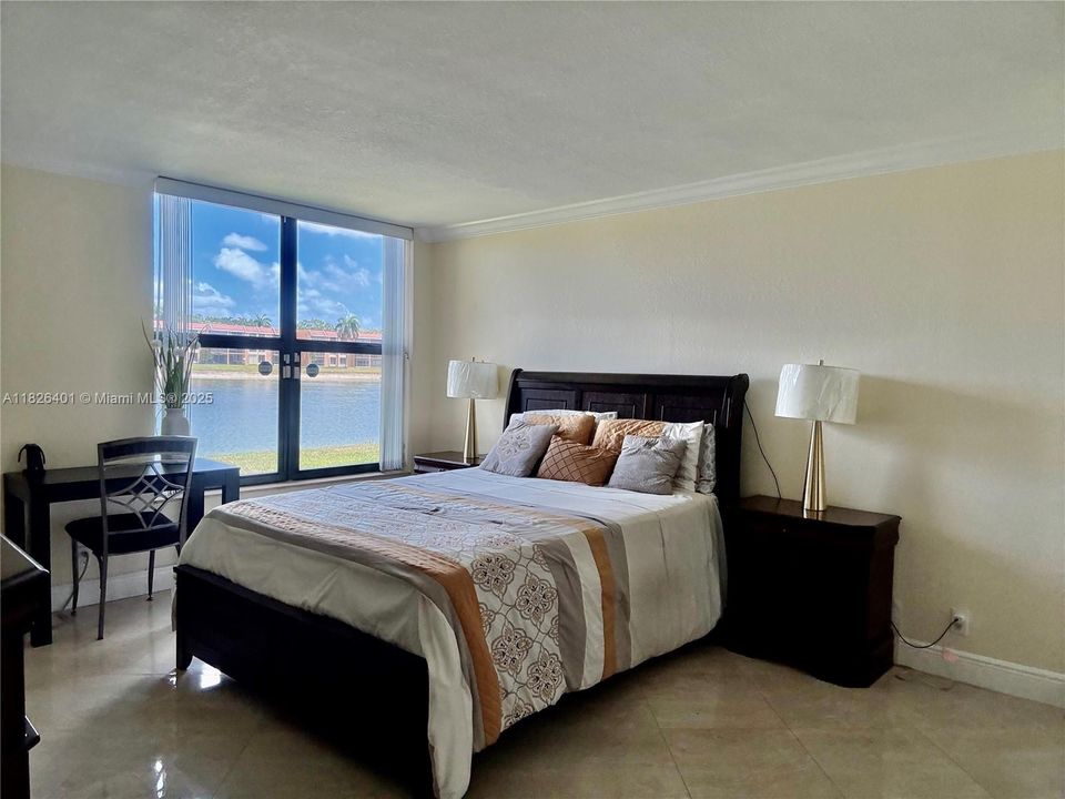 For Sale: $270,000 (2 beds, 2 baths, 1090 Square Feet)