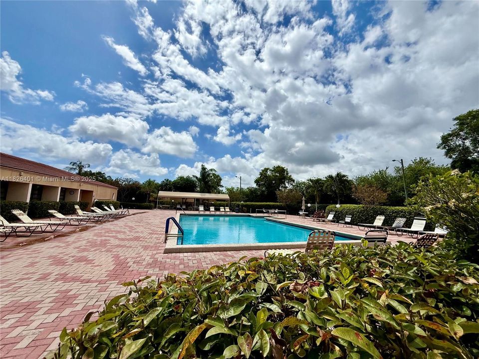 For Sale: $270,000 (2 beds, 2 baths, 1090 Square Feet)