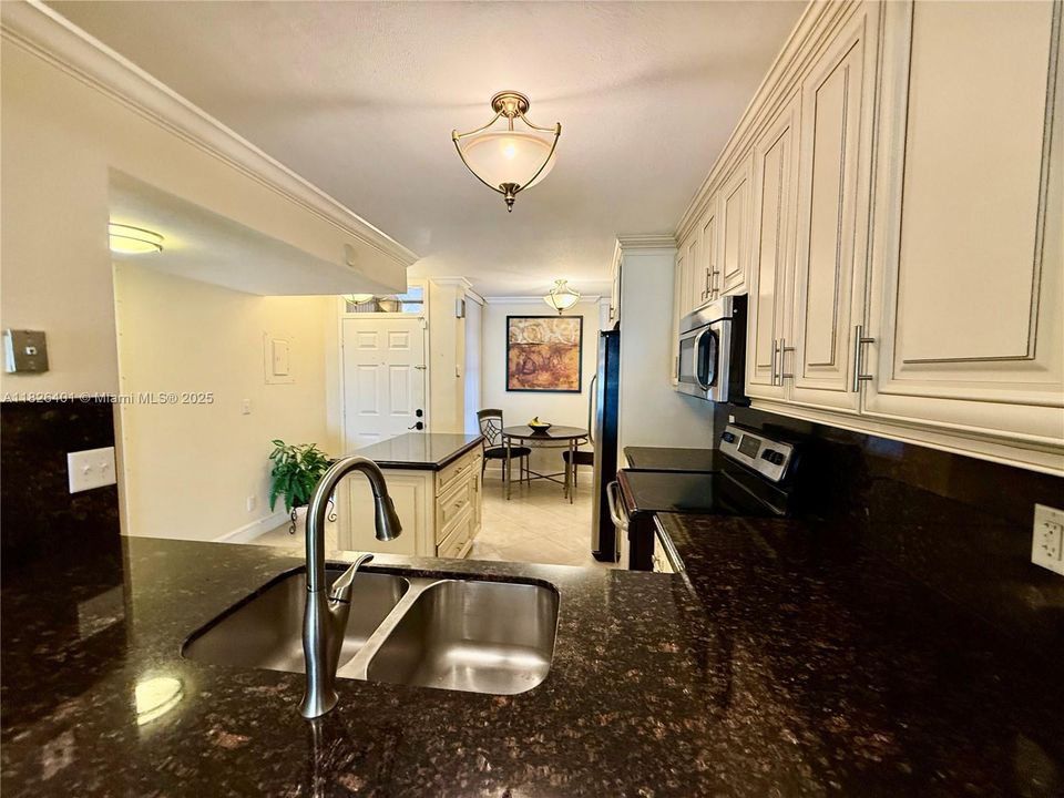For Sale: $270,000 (2 beds, 2 baths, 1090 Square Feet)