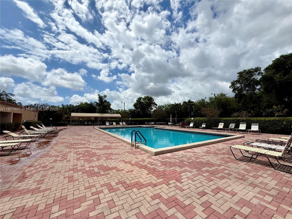 For Sale: $270,000 (2 beds, 2 baths, 1090 Square Feet)