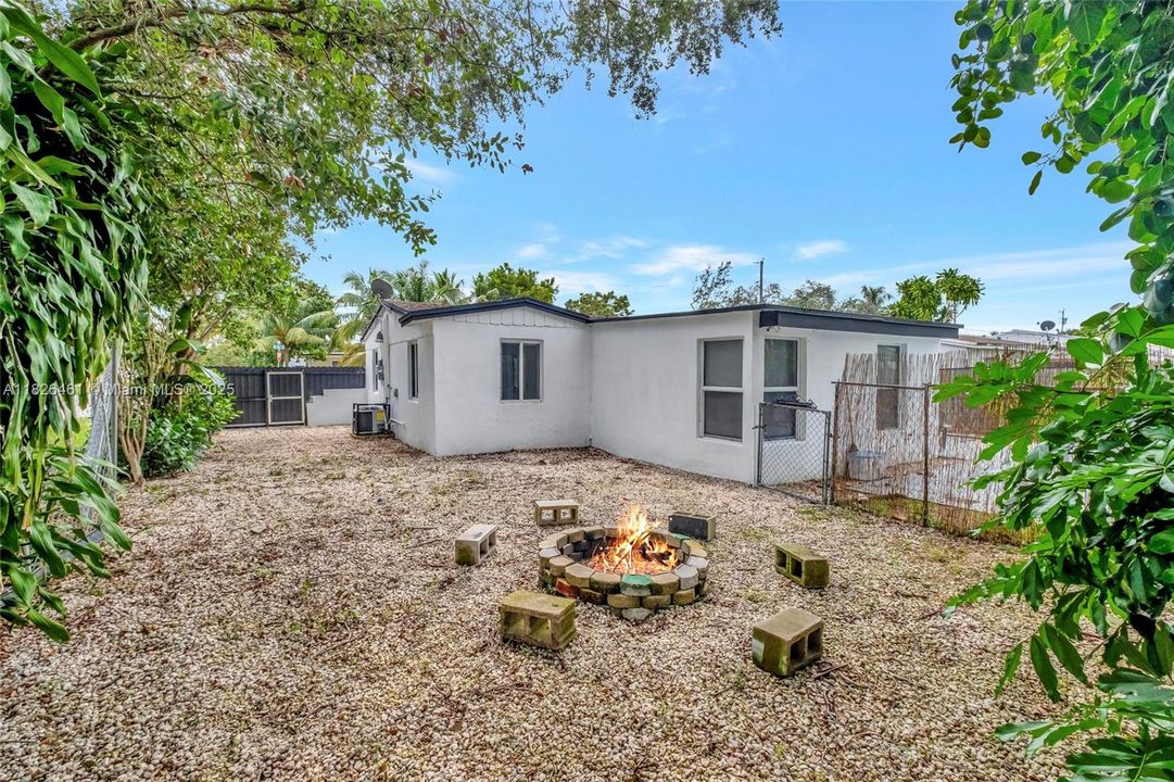 Recently Sold: $515,000 (4 beds, 2 baths, 1209 Square Feet)