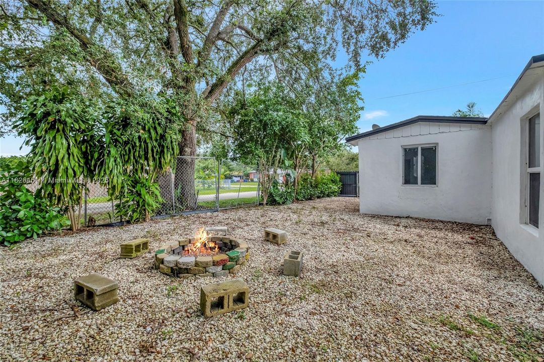 Recently Sold: $515,000 (4 beds, 2 baths, 1209 Square Feet)